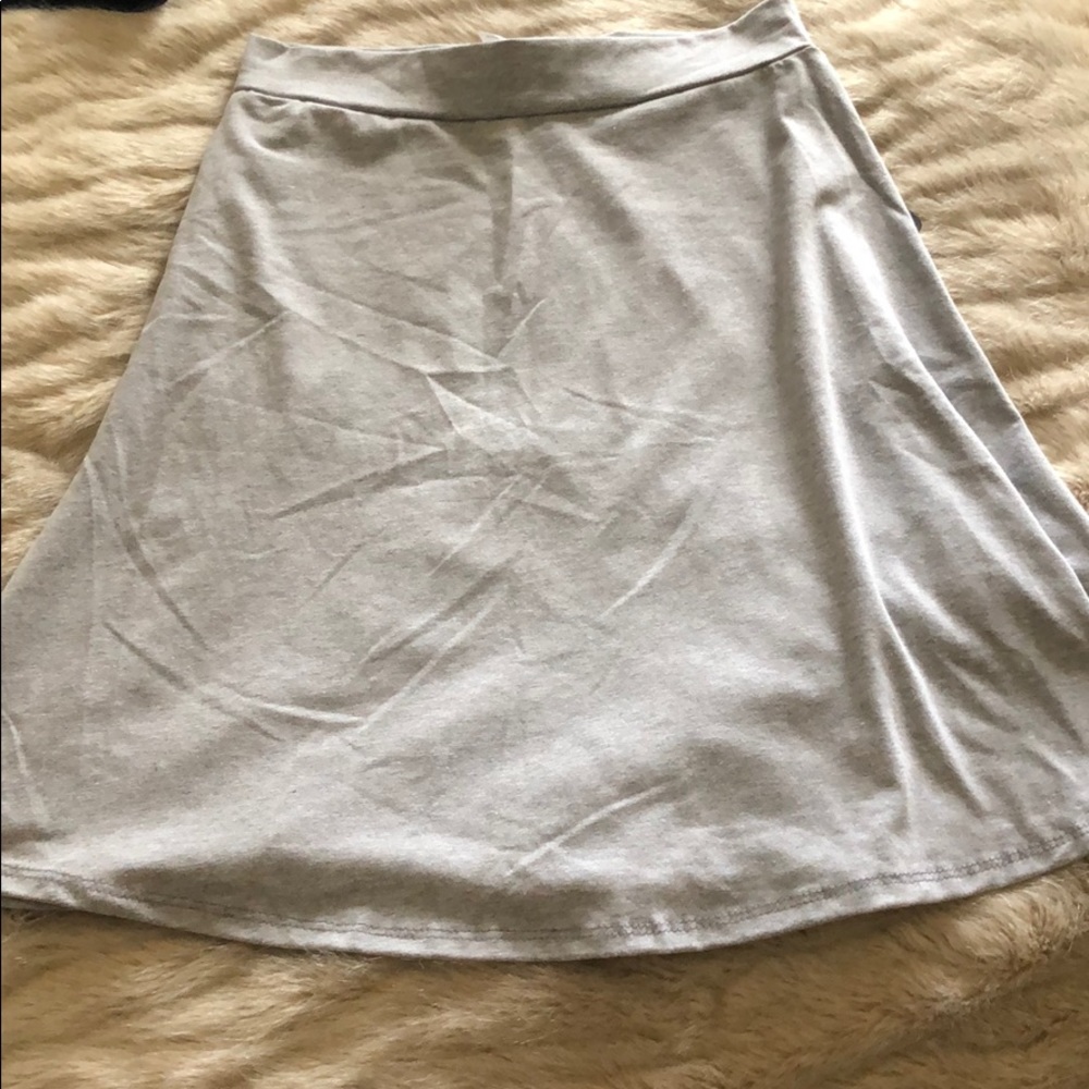 Gray a line skirt.
